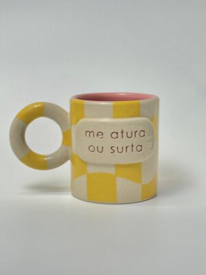 Caneca "me atura ou surta"