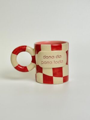 Caneca "dona da porra toda"