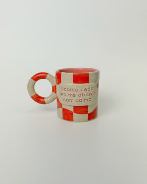 Caneca "acordo cedo para me atrasar com calma"