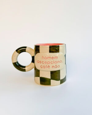 Caneca "homem decepciona, café não"
