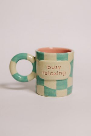 Caneca "busy relaxing"