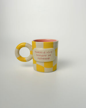 Caneca "quem é vivo sempre se estressa"