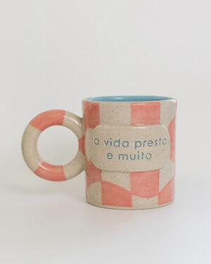 Caneca "a vida presta e muito"