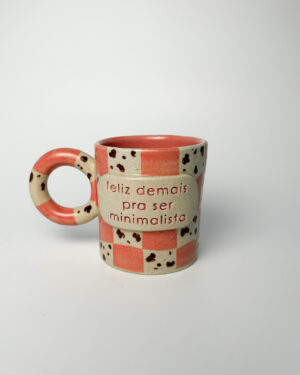 Caneca "feliz demais pra ser minimalista"