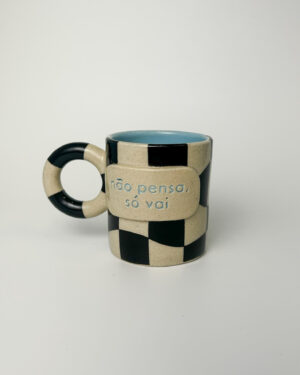 Caneca "não pensa só vai"