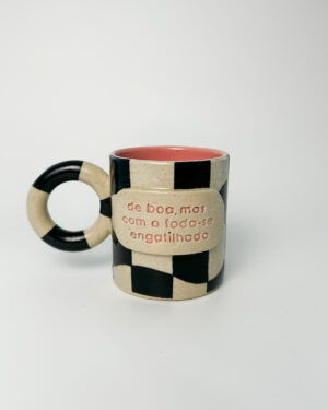 Caneca "de boa, mas com o foda-se engatilhado"